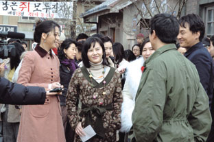촬영세트장을 둘러보고 있는 드라마 출연 배우들