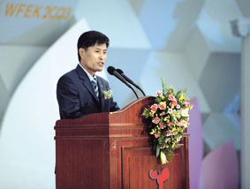 '2003 고양세계꽃박람회'에서 폐막을 선언하고 있는 강현석 고양시장